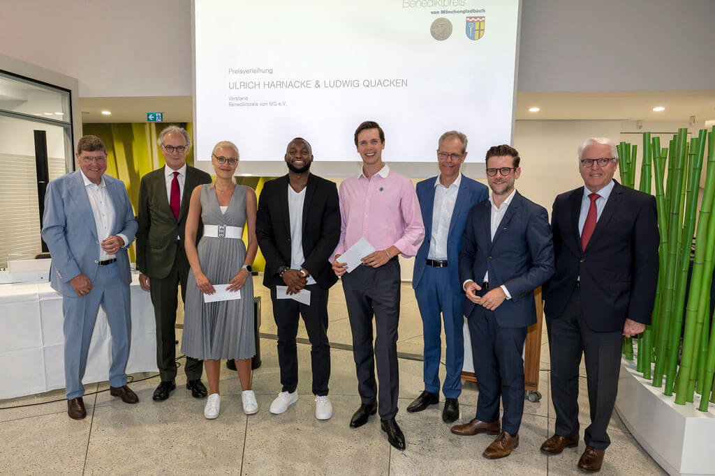 Strahlende Gesichter bei Preisträgern und Preisverleihern