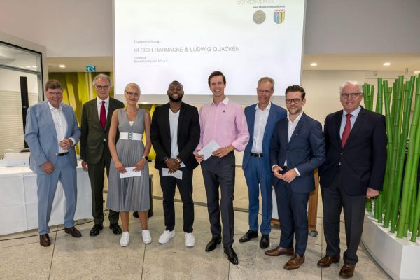 Strahlende Gesichter bei Preisträgern und Preisverleihern